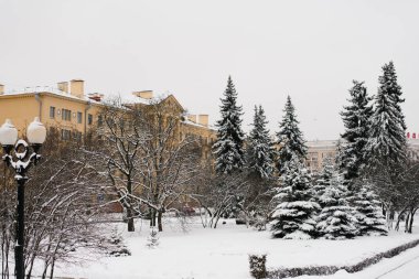 Minsk, Belarus. Şubat 2019. Zafer meydanının karla kaplı caddeleri