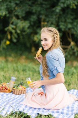 Masanın üzerinde kırmızı böğürtlenli bir dalın yanında kırmızı küçük elmalar var. Noel yatağı