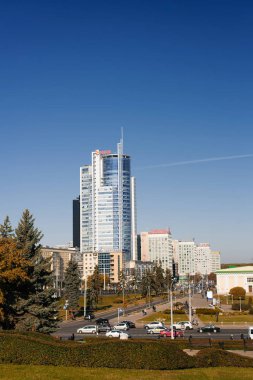 Minsk, Belarus. Ekim 2019. Nemiga 'daki Gökdelen Royal Plaza