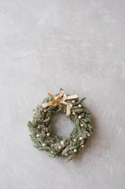 Gri duvarda bej desenli Noel çelengi, boşluğu kopyala