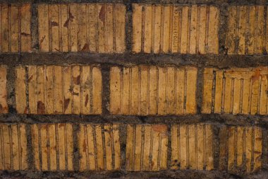 Kirli kırmızı tuğlalı taş ustası.