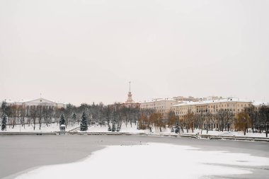 Minsk, Belarus. Şubat 2019. Karla kaplı şehir, Svisloch nehri seti ve İçişleri Bakanlığı.