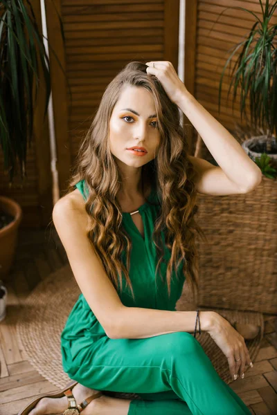 Стильная Красивая Женщина Зеленой Одежде Держащая Руку Голове — стоковое фото