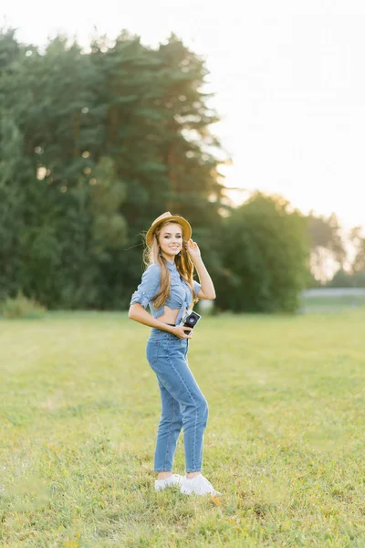 Seorang Gadis Dengan Pakaian Denim Dan Topi Berdiri Lapangan Saat — Stok Foto