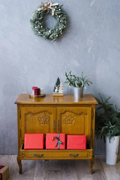 Drewniana Skrzynia Szufladami Czerwonymi Pudełkami Świątecznym Wieńcem Ścianie Salonie — Zdjęcie stockowe