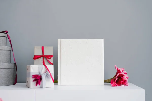 Vacker Bröllopsfotobok Läder Med Präglad Spets Omgiven Presentaskar — Stockfoto