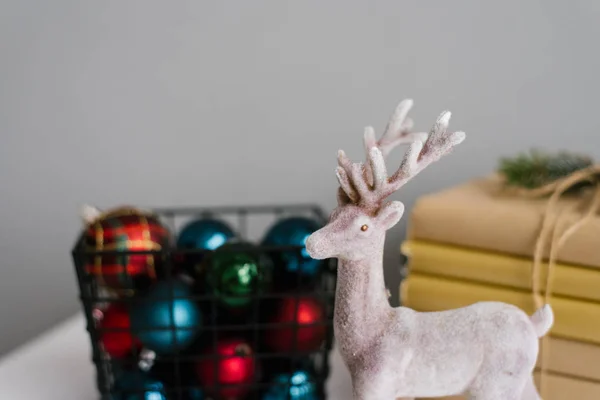 Veado Brinquedo Fundo Bolas Natal Uma Cesta Metal — Fotografia de Stock