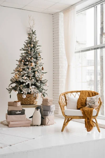Oturma odasında parlak renklerde bir Noel ağacı, yerden tavana doğru bir kubbe sandalyesi.
