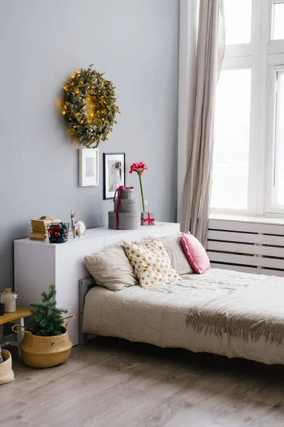 Groot Bed Met Kussens Slaapkamer Ingericht Voor Kerstmis Nieuwjaar — Stockfoto