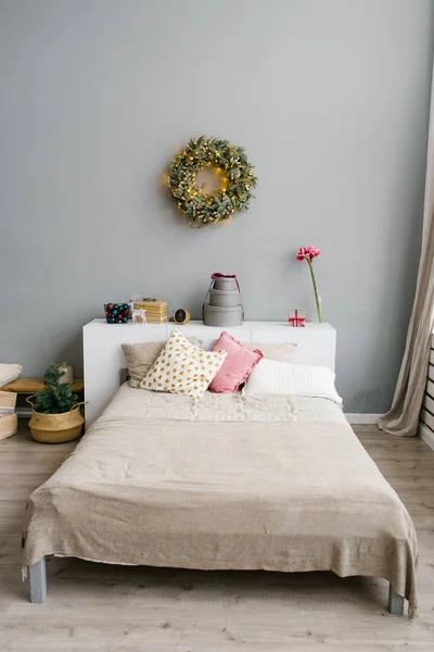 Cama Doble Con Almohadas Luminosas Dormitorio Decorado Para Navidad Año — Foto de Stock