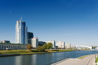 Minsk, Belarus. Eylül 2019. Nemiga bölgesindeki Svisloch Nehri ve Pobediteley Bulvarı manzarası