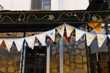 Minsk, Belarus. Eylül 2019. Pubları süsleyen kağıt bayraklar.