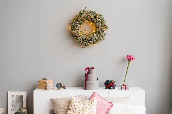 Una Corona Árbol Navidad Cuelga Pared Gris Sobre Cama Dormitorio —  Fotos de Stock