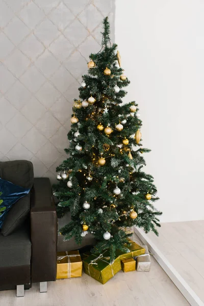 圣诞树下有白色的金球 客厅里有礼物 — 图库照片