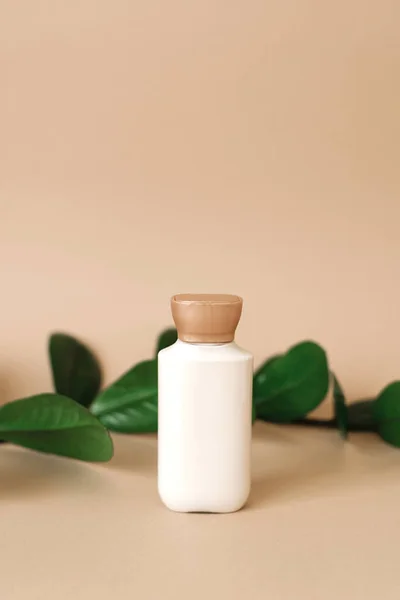 Naturlig Kosmetisk Kräm För Skönhet Hudvård Tom Flaska Med Gräsblad — Stockfoto