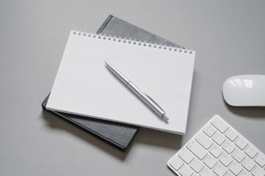 Üzerinde boş bir sayfa ve tükenmez kalem olan defterler ya da günlükler. Ofis çalışanı.