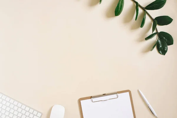 Área Trabalho Moderna Freelancer Blogueiro Com Teclado Mouse Caneta Bloco — Fotografia de Stock