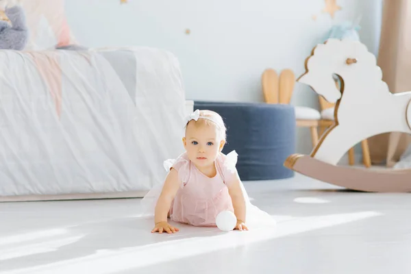 Niedliches Blauäugiges Einjähriges Baby Rosa Kleid Krabbelt Auf Allen Vieren — Stockfoto