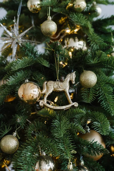 Kerstspeelgoed Paard Ballen Hangen Aan Boom Versierd Met Lichtjes — Stockfoto