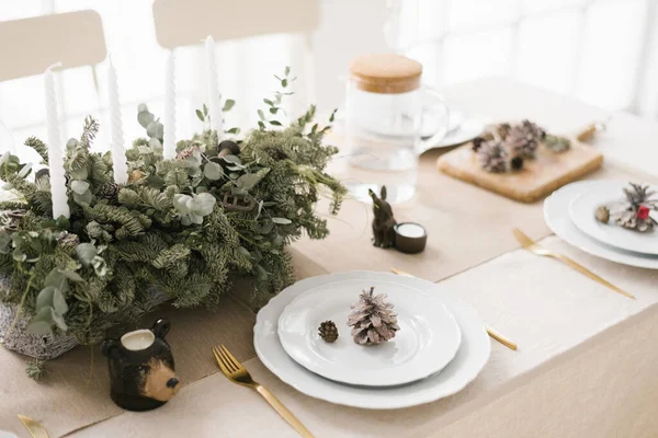 Elegante Mesa Navidad Una Composición Ramas Abeto Platos Blancos Decorados — Foto de Stock