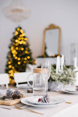 Oturma odasında Noel yemeği için servis edilen masa, manzarayı kapatın.