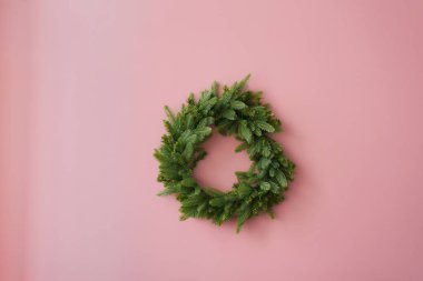 Pembe arka planda Noel çelengi için boş. Noel ladin çelengi. 