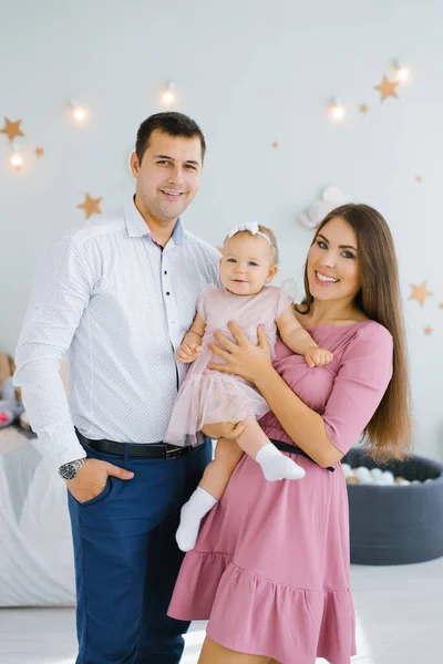 Çocuk Odasında Gülümseyen Küçük Kızı Olan Mutlu Bir Aile — Stok fotoğraf