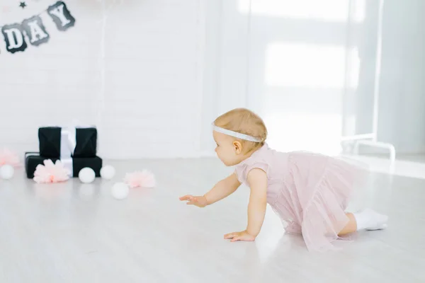 Uma Menina Ano Idade Vestido Rosa Rasteja Chão Quarto Das — Fotografia de Stock