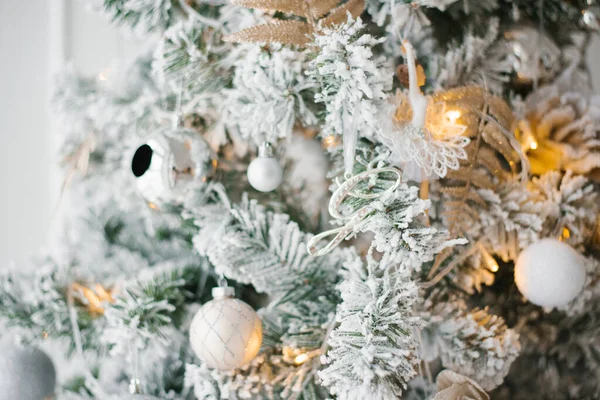 Árbol Navidad Con Juguetes Luces Blancas Plateadas Doradas Cerca — Foto de Stock