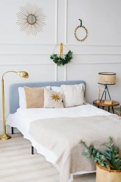 Cozy Bedroom Bed Christmas Garland Lights Home — Stock Photo, Image