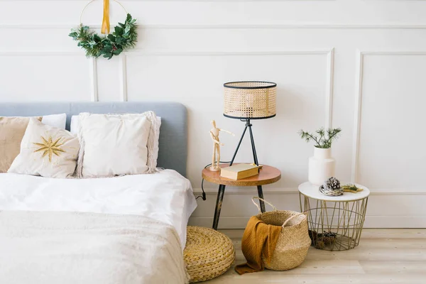 ベッド クリスマスリース付きの居心地の良いベッドルーム ベッドサイドテーブル — ストック写真