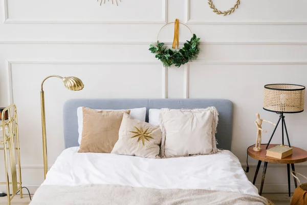 Decoração Natal Quarto Cama Com Travesseiros Coroa Sobre Cama — Fotografia de Stock