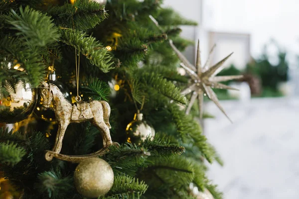 Χριστουγεννιάτικο Παιχνίδι Άλογο Και Μπάλες Κρέμονται Στο Δέντρο Διακοσμημένα Φώτα — Φωτογραφία Αρχείου