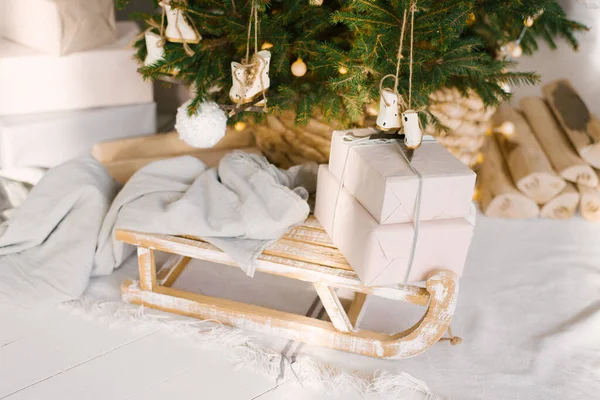 Holzschlitten Mit Decke Und Geschenken Unter Dem Weihnachtsbaum Weihnachtsdekoration Inneren — Stockfoto