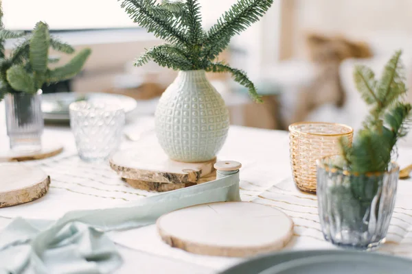 Keramik Und Glasvasen Mit Weihnachtsbaumzweigen Auf Holzständern Für Ein Festliches — Stockfoto