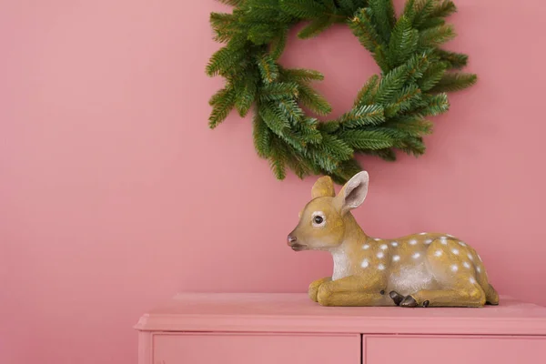 Lembrança Fawn Uma Cômoda Rosa Contra Uma Parede Rosa Qual — Fotografia de Stock