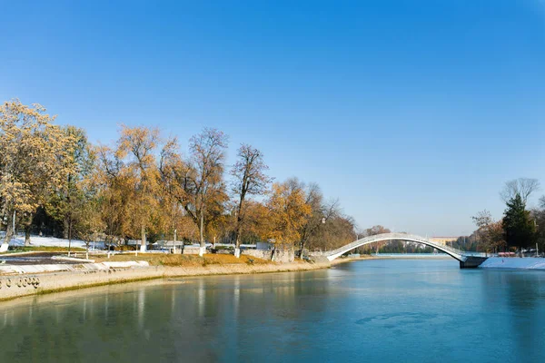 Taşkent, Özbekistan. Aralık 2019. Güneşli bir günde Özbekistan Ulusal Parkı 'nda Rezerv (Komsomol Gölü)