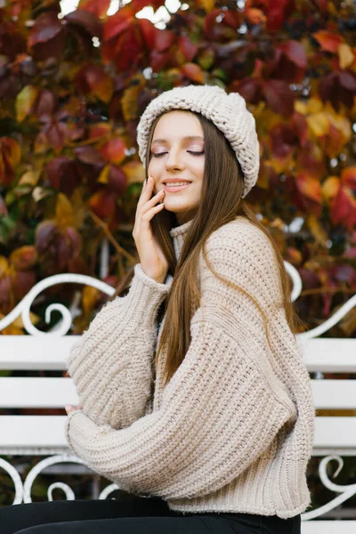 Seorang Gadis Dengan Pakaian Hangat Duduk Bangku Musim Gugur Park — Stok Foto