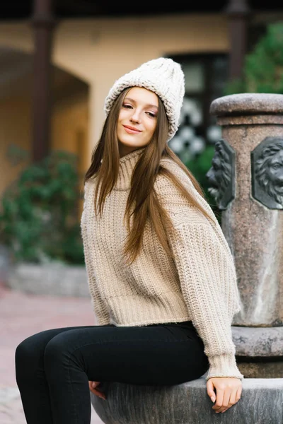 Seorang Wanita Muda Yang Cantik Dengan Topi Rajutan Dan Sweater — Stok Foto