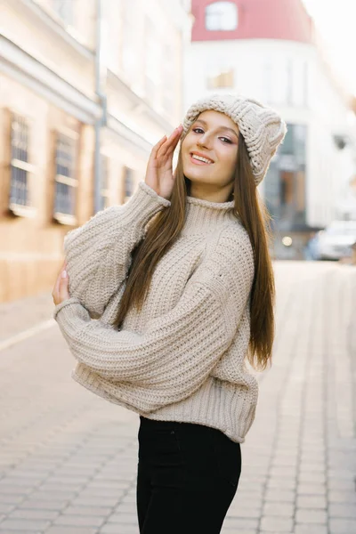 Potret Musim Gugur Seorang Wanita Muda Mengenakan Sweater Dan Topi — Stok Foto