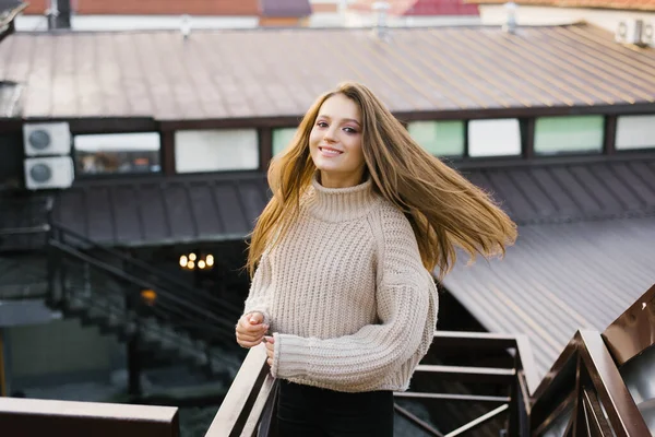 Retrato Moda Rua Uma Bela Sorridente Jovem Mulher Brincando Com — Fotografia de Stock