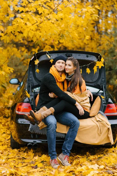 Casal Feliz Senta Porta Malas Carro Apreciando Vista Outono Conceito — Fotografia de Stock