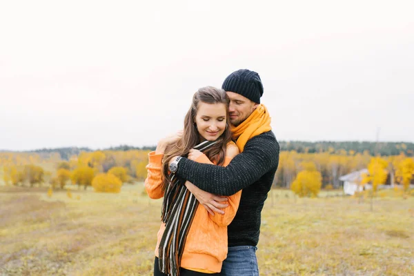 Pasangan Tertawa Dan Bersenang Senang Taman Musim Gugur — Stok Foto