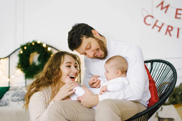 Genç Ebeveynler Küçük Çocuklarıyla Iletişim Kurar Yatak Odasındaki Noel Işıklarının — Stok fotoğraf