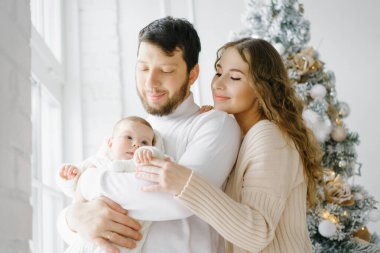 Noel 'in arka planında küçük çocuklu mutlu bir aile var.