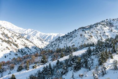 Kış dağlarının ve mavi gökyüzünün kare manzarası. Manzara. Kış doğası. Beldersay, Tien Shan Özbekistan 'da