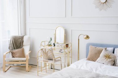 İskandinav ya da neoklasik tarzda genç bir kız için pencere kenarında yatak, sandalye ve yatak odası olan yumuşak bir yatak odası.