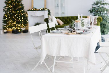 Noel süsleri, Noel ağacı ve büyük bir aile için güzel bir masa olan sade bir yer. Noel ya da Yeni Yıl İçi.