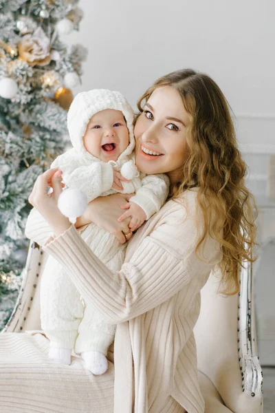 Mãe Feliz Com Uma Criança Pequena Fundo Uma Árvore Natal — Fotografia de Stock