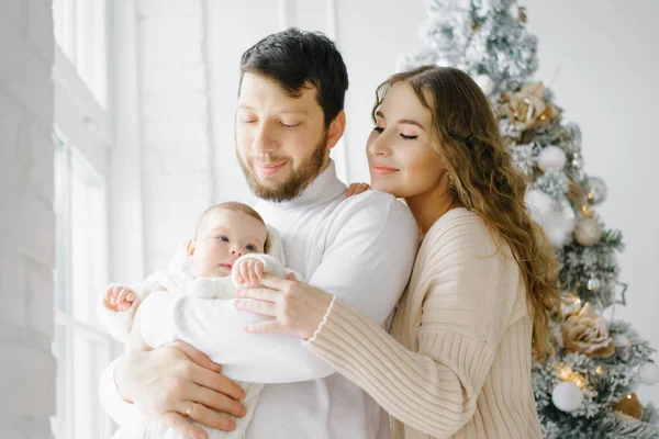 Una Hermosa Familia Feliz Con Niño Pequeño Están Fondo Los —  Fotos de Stock